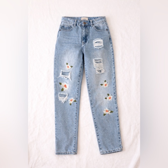 Chelsea & Violet Floral Embroidered Distressed Jeans Size 27 - Picture 2 of 8